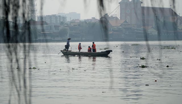 Người[-]thả[-]cá,[-]người[-]chờ[-]sẵn...[-]chích[-]điện[-]vợt[-]cá!